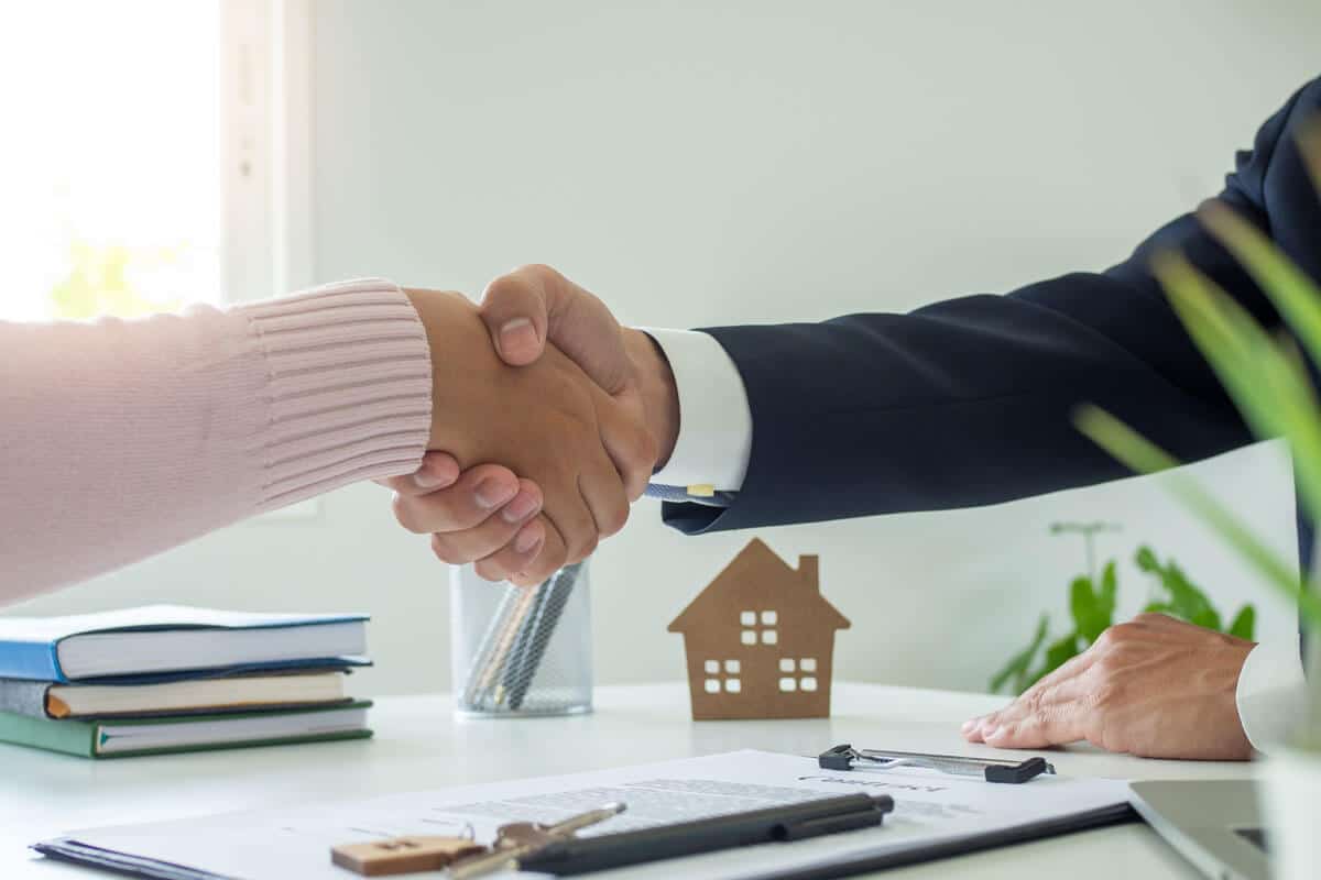 shaking-hands-we-buy-houses shaking-hands-we-buy-houses